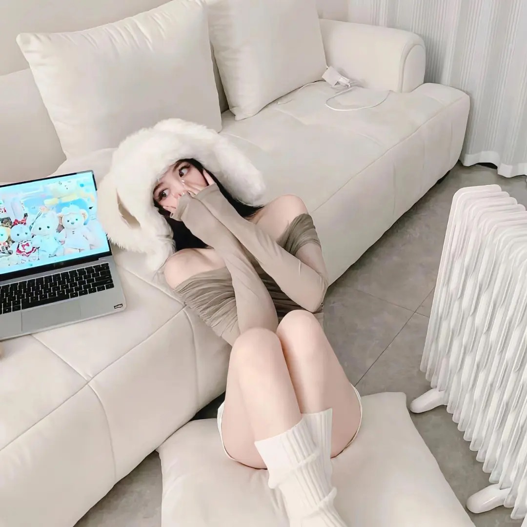 伴游女生泠玥的资料